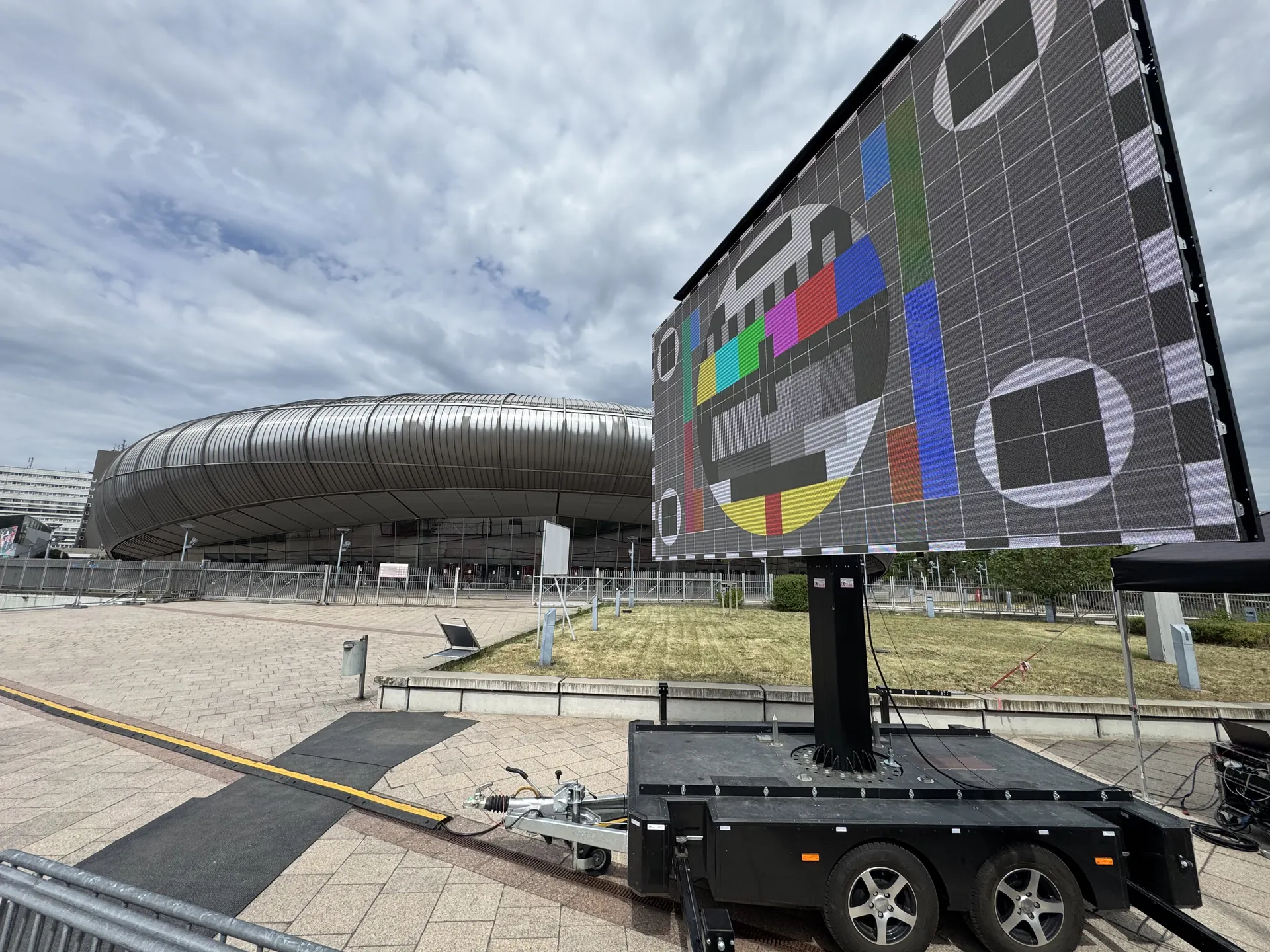 A mobil LED trailer kitelepítve egy szabadtéri rendezvényen.